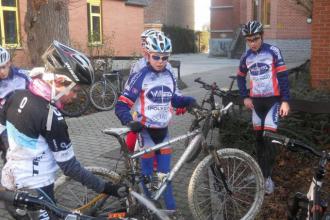 Chacun lave son vélo après la sortie VTT