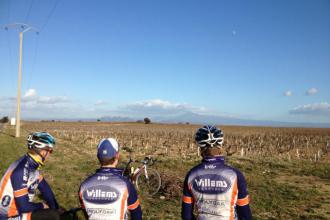 Stage Mont-Ventoux - Les coureurs profitent du ciel bleu.