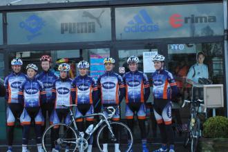 Reconnaissance du Lotto Ridley Tour - Photo devant chez Marksports Banneux, sponsor du club.